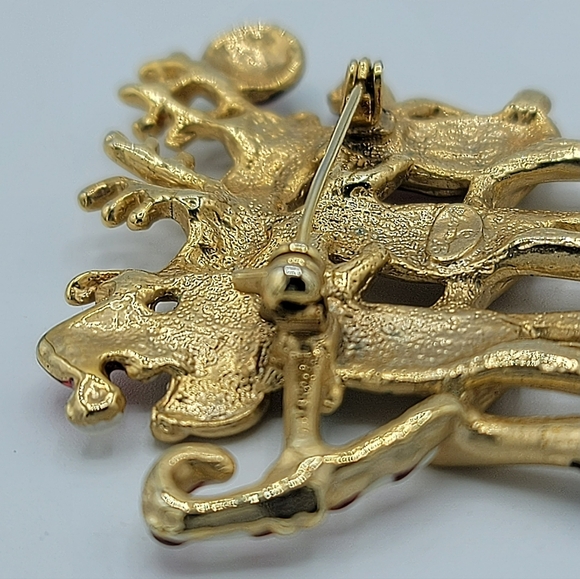 Danecraft Dancing Reindeer Christmas Brooch Gold Tone Enamel Midcentury 60s Vtg - Picture 7 of 9
